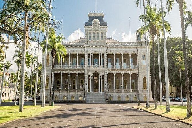 Arizona Memorial Pearl Harbor & Honolulu City Tour from Kauai - Getting Oriented: Pickup at Honolulu Airport + A/C Ride