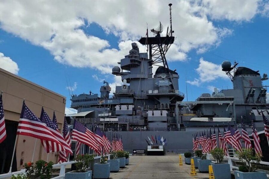 Honolulu: Pearl Harbor, USS Arizona and Battleship Missouri - USS Missouri and the Mighty Mo feel: walking where surrender happened