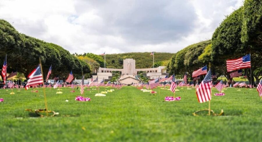 Oahu: Pearl Harbor Battleship Tour - Punchbowl and Cemetery of the Pacific Drive: Honolulu Views With Meaning