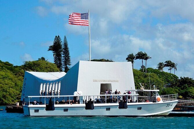 Oahu: Pearl Harbor USS Arizona Memorial - Punchbowl Crater: the quiet shift from WWII to remembrance
