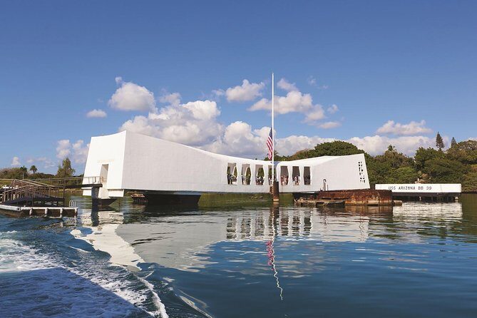 Stars and Stripes Tour: Pearl Harbor and Battleship Missouri - The Middle of the Day: Memorial Cemetery and Honolulu Landmarks